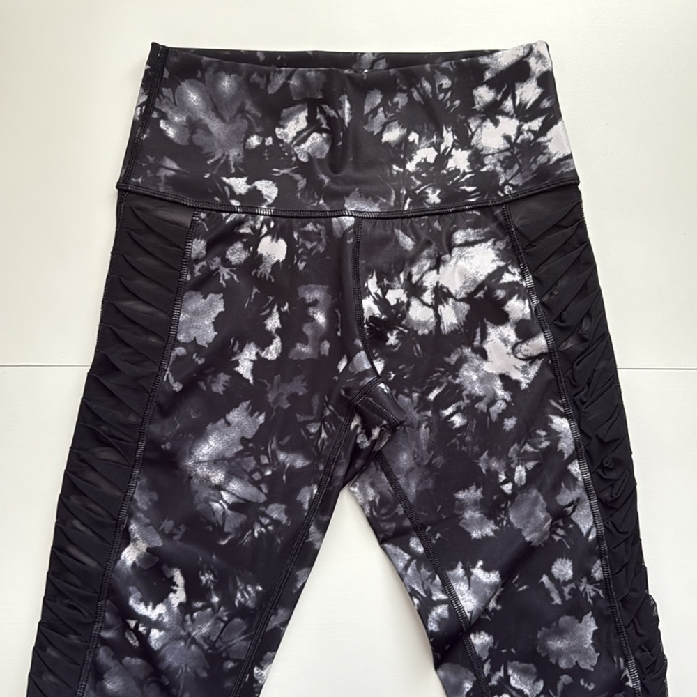 Lululemon Sheer Stripe Leggings - Picture 4 of 10